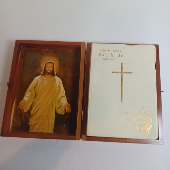 Holy Bible Illustrated Memorial Edition - New Catholic Version - Wooden Box 1961 - Picture 6 of 7